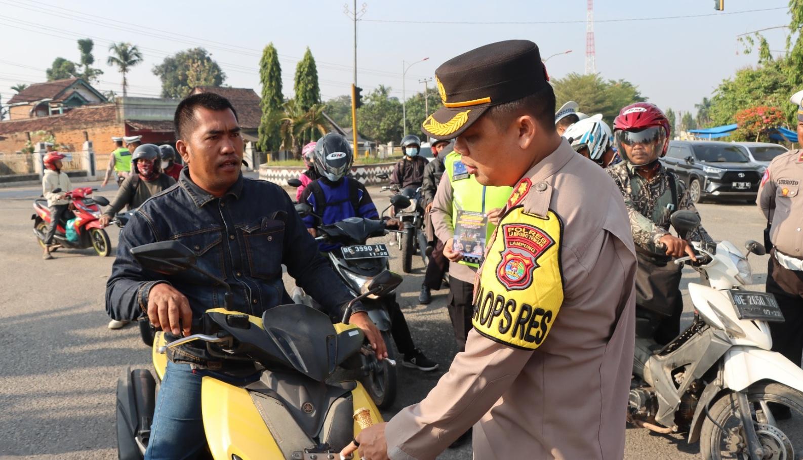 Kapolres-Lampung-Tengah-imbau-pengendara-tertib-berlalu-lintas-dan-bagikan-helm-gratis.jpg