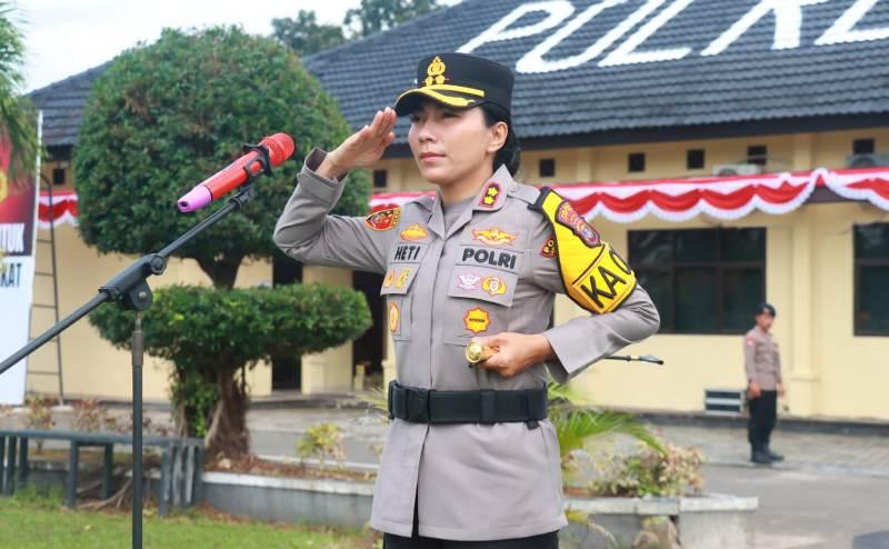 Kapolres-Lampung-Timur-AKBP-Heti-Patmawati-memimpin-Apel-Gelar-Pasukan-Operasi-Patuh-Krakatau-2025.jpg