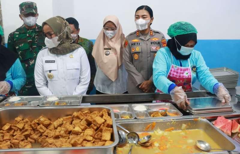 Kapolres-Lampung-Timur-dan-Bupati-menghadiri-peresmian-Dapur-MBG-SPPG.jpg