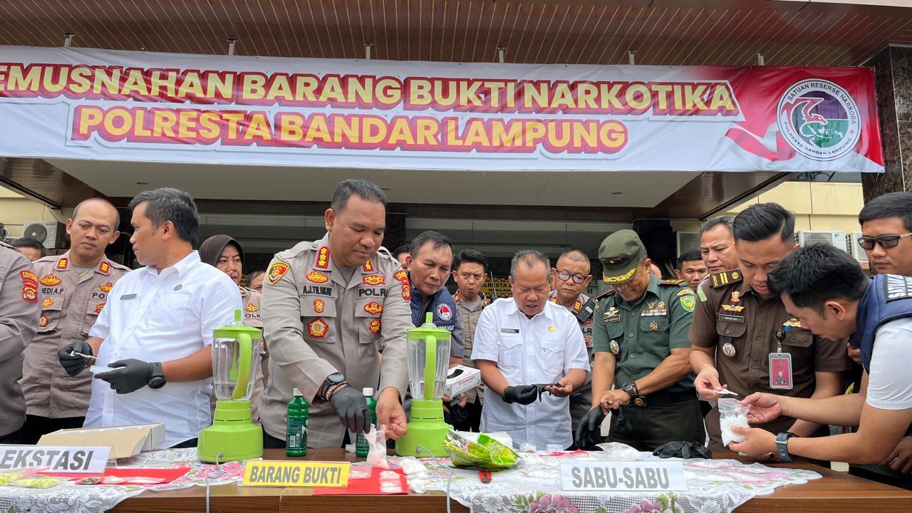 Kapolresta-Bandar-Lampung-Kombes-Alfret-Jacob-Tilukay-ekspose-pemusnahan-narkotika.jpg