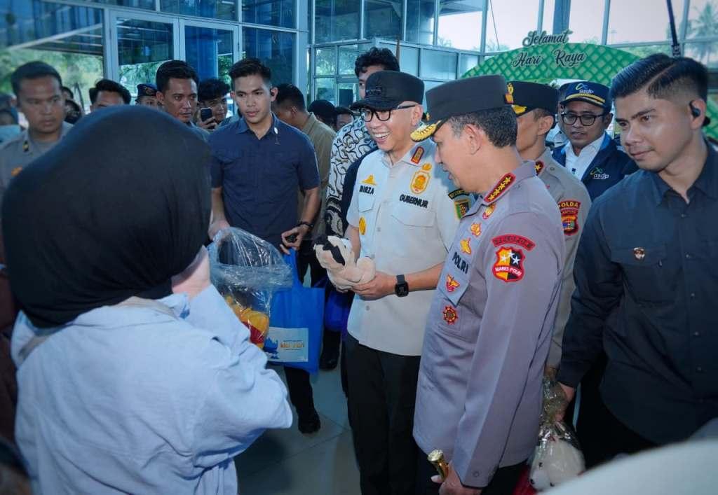 Saat Kapolri Bagikan Mainan ke Pemudik di Bakauheni