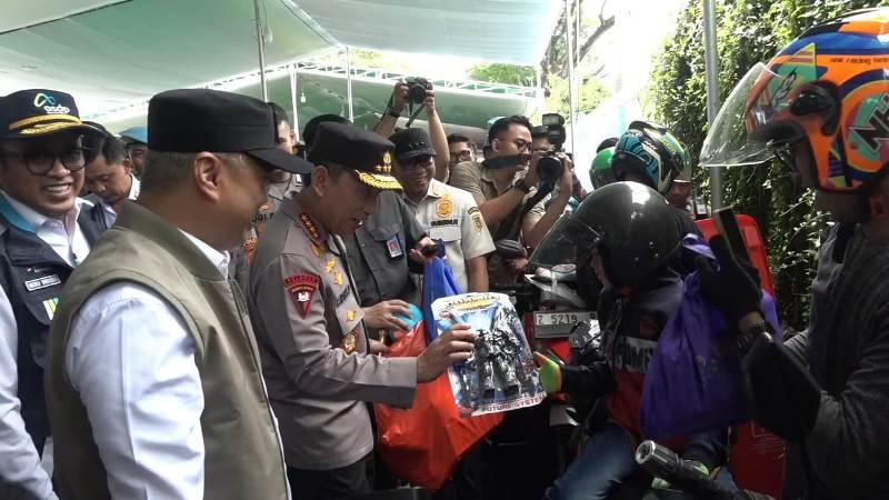 Momen Kapolri Sapa Pemudik hingga Bagikan Bingkisan Mainan di Pelabuhan Bakauheni