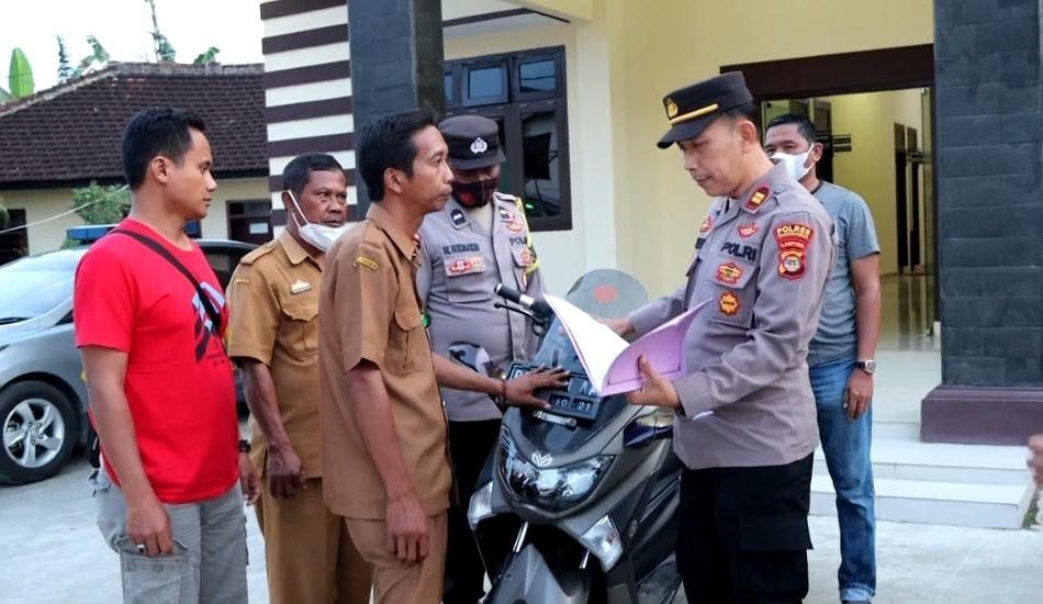 Kapolsek-Talang-Padang-saat-meminjampakaikan-motor-kepada-koban-curanmor.jpg