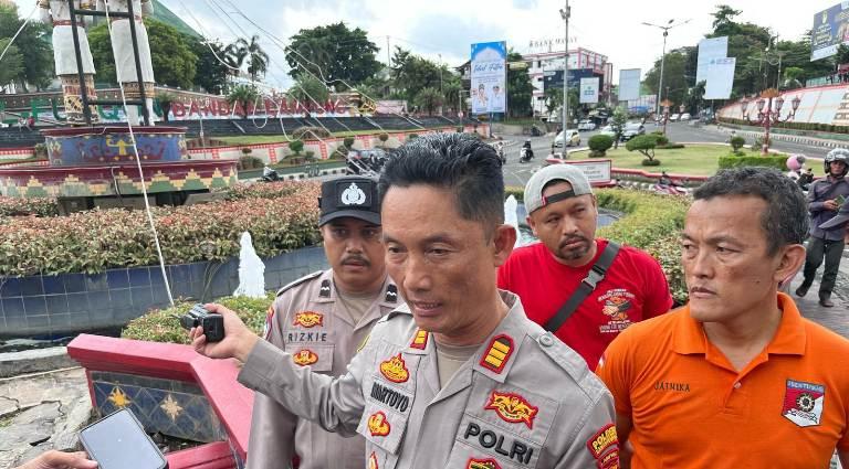 Kapolsek-Telukbetung-Utara-AKP-Martoyo-saat-diwawancarai-di-Tugu-Pengantin-Lungsir.jpg