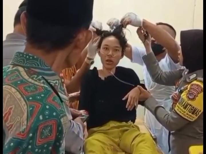 Karyawati-ATM-Mini-menjalani-perawatan-medis-dengan-15-jahitan-di-5-titik-luka-di-kepala.jpg