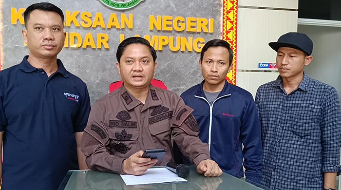 Kasi-Intelijen-Kejari-Bandar-Lampung-Rio-Irawan-P-Halim-menyampaikan-penangkapan-DPO.jpg