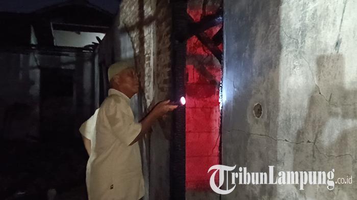 Kebakaran-Rumah-Bos-Papan-Bunga-di-Bandar-Lampung-Diduga-Korsleting-Listrik.jpg