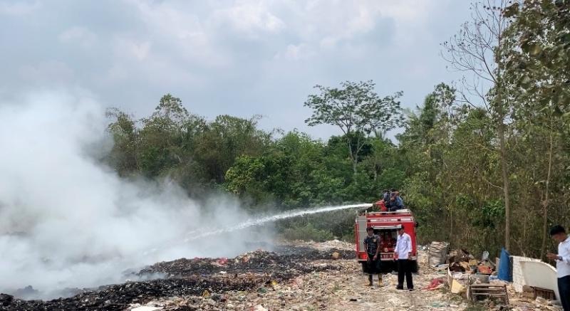 Luas Kebakaran di TPS Tamansari Pesawaran Capai Setengah Hektare