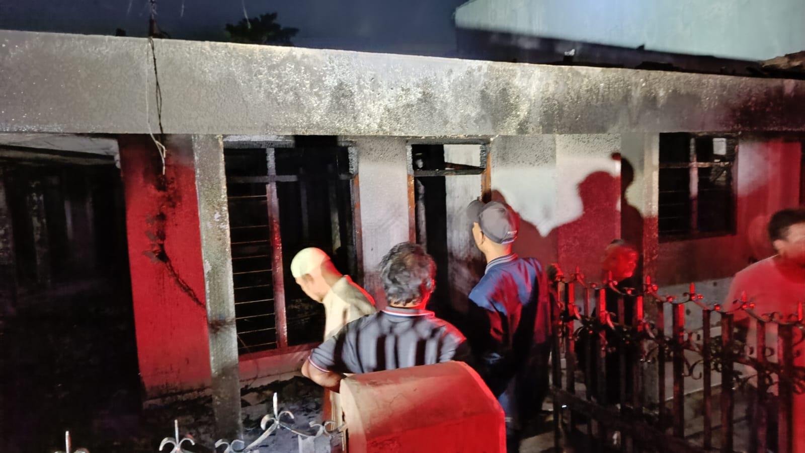 Kebakaran-rumah-bos-papan-bunga-di-Bandar-Lampung-dikethaui-tetangga-api-sudah-besar.jpg