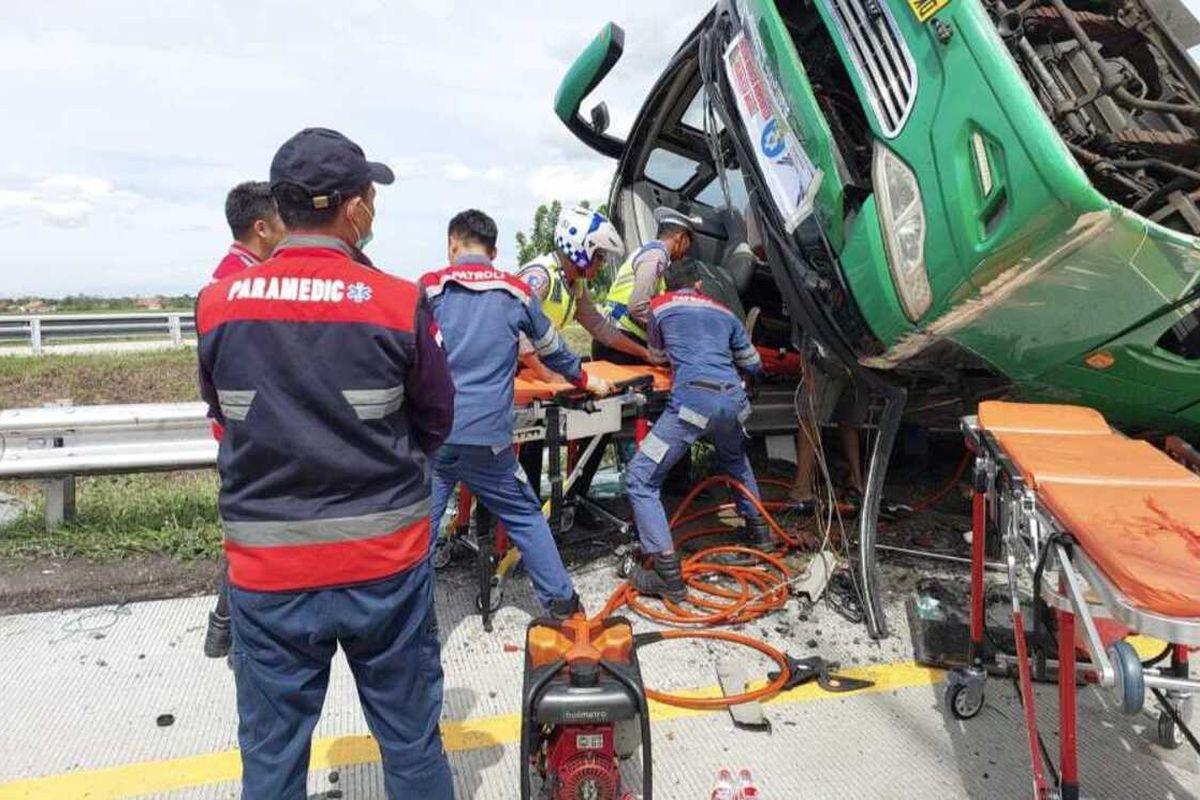 Kecelakaan-bus-pariwisata-di-Tol-Pemalang.jpg