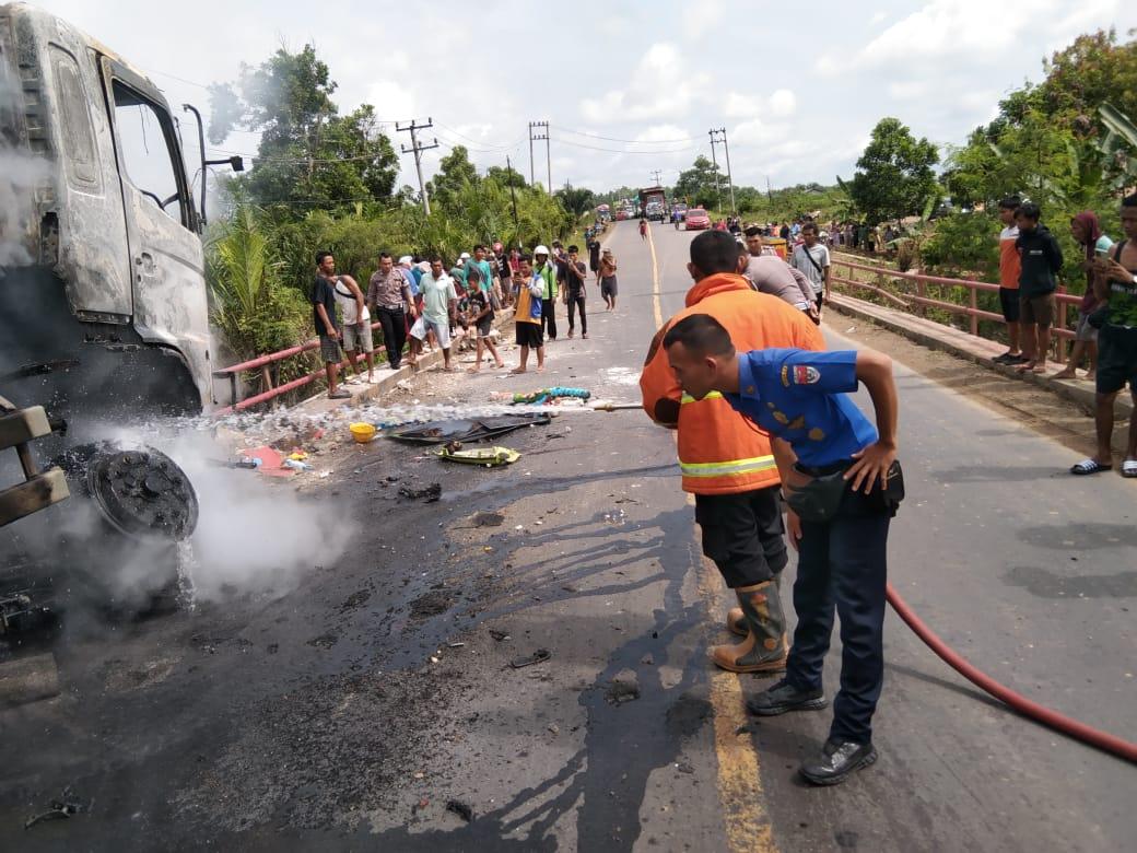 Kecelakaan-di-Jalintim-Mesuji-akibatkan-truk-tangki-terbakar-dan-dua-pemotor-tewas.jpg