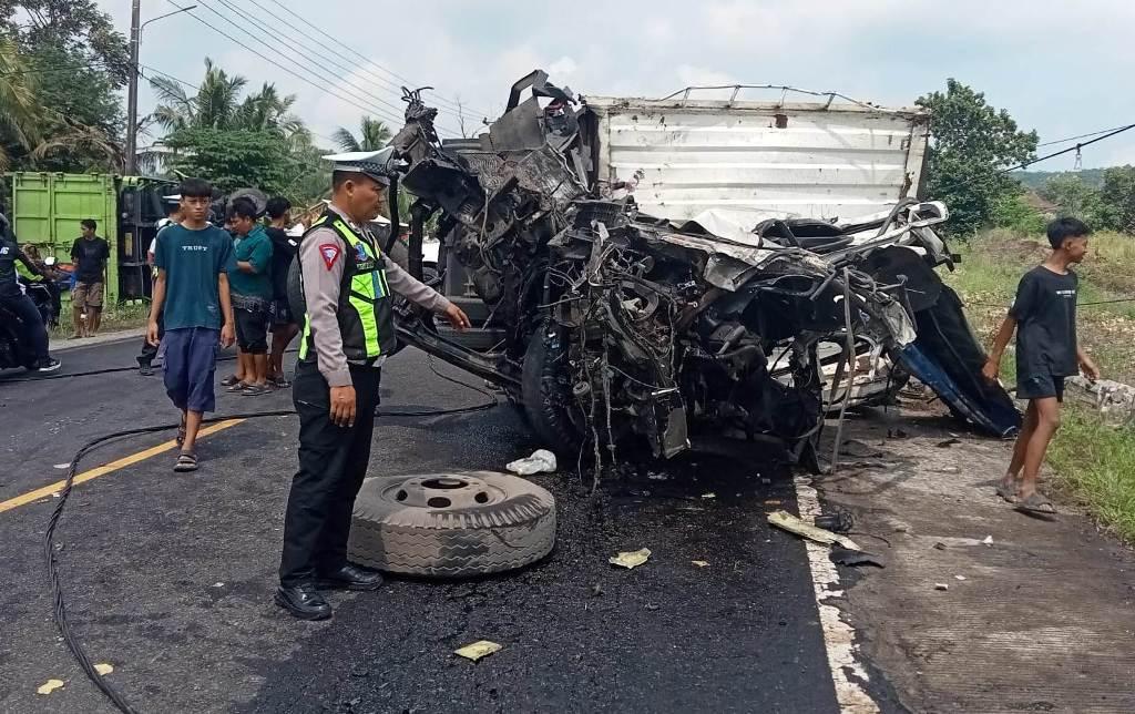 Kecelakaan-maut-melibatkan-tiga-truk-boks-terjadi-di-Jalinsum-Penengahan-Lampung-Selatan.jpg