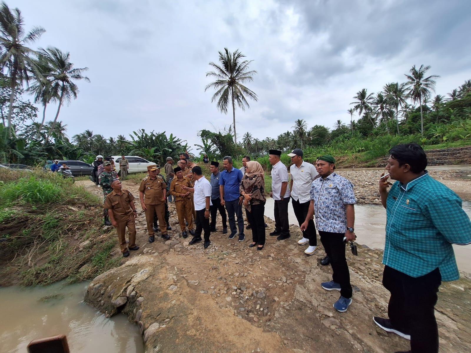 Anggota Komisi III DPRD Lampung Selatan Tinjau Jembatan Rusak di Desa Suak Sidomulyo