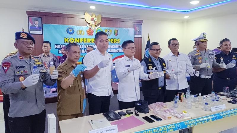 Kepala-BNNP-Lampung-Kombes-Pol-Sakeus-Ginting-saat-menunjukkan-barang-bukti.jpg