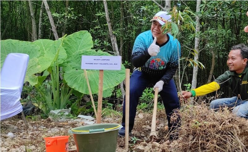 Kepala-Kejaksaan-Tinggi-Lampung-Nanang-Sigit-Yulianto-tanam-pohon.jpg