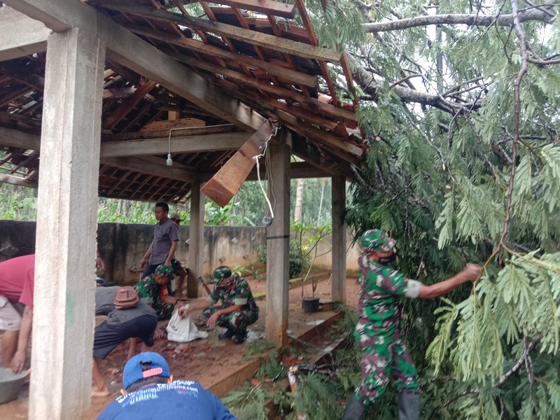 Kerugian-Akibat-Bencana-Puting-Beliung-di-Pringsewu-Capai-Puluhan-Juta-Rupiah.jpg