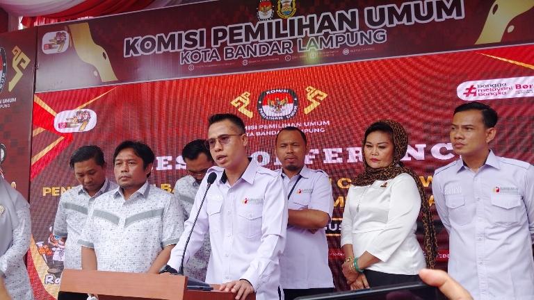 Ketua-Bawaslu-Bandar-Lampung-Aprilliwanda-saat-konferensi-Pres-di-KPU-Bandar-Lampung.jpg