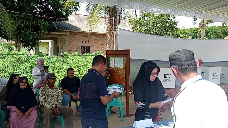 Nyoblos di TPS 02 Brabasan, Ketua DPRD Mesuji Elfianah Tertib Antre