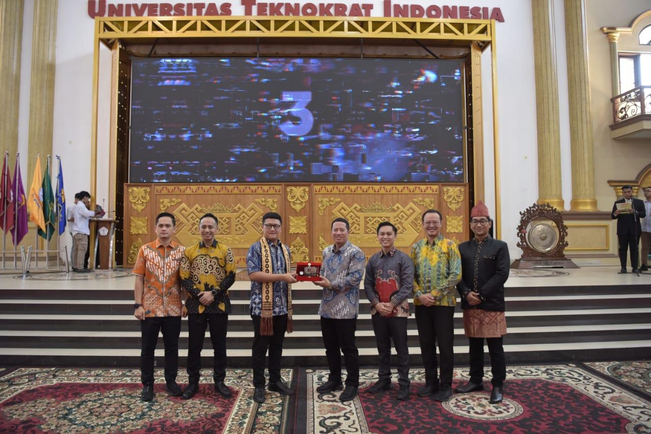 Ketua DPRD Lampung Apresiasi ORMAWA EXPO 2024: Teknokrat Cetak Mahasiswa Kreatif dan Mandiri - Ketua-DPRD-Provinsi-Lampung-Ahmad-Giri-Akba4557.jpg