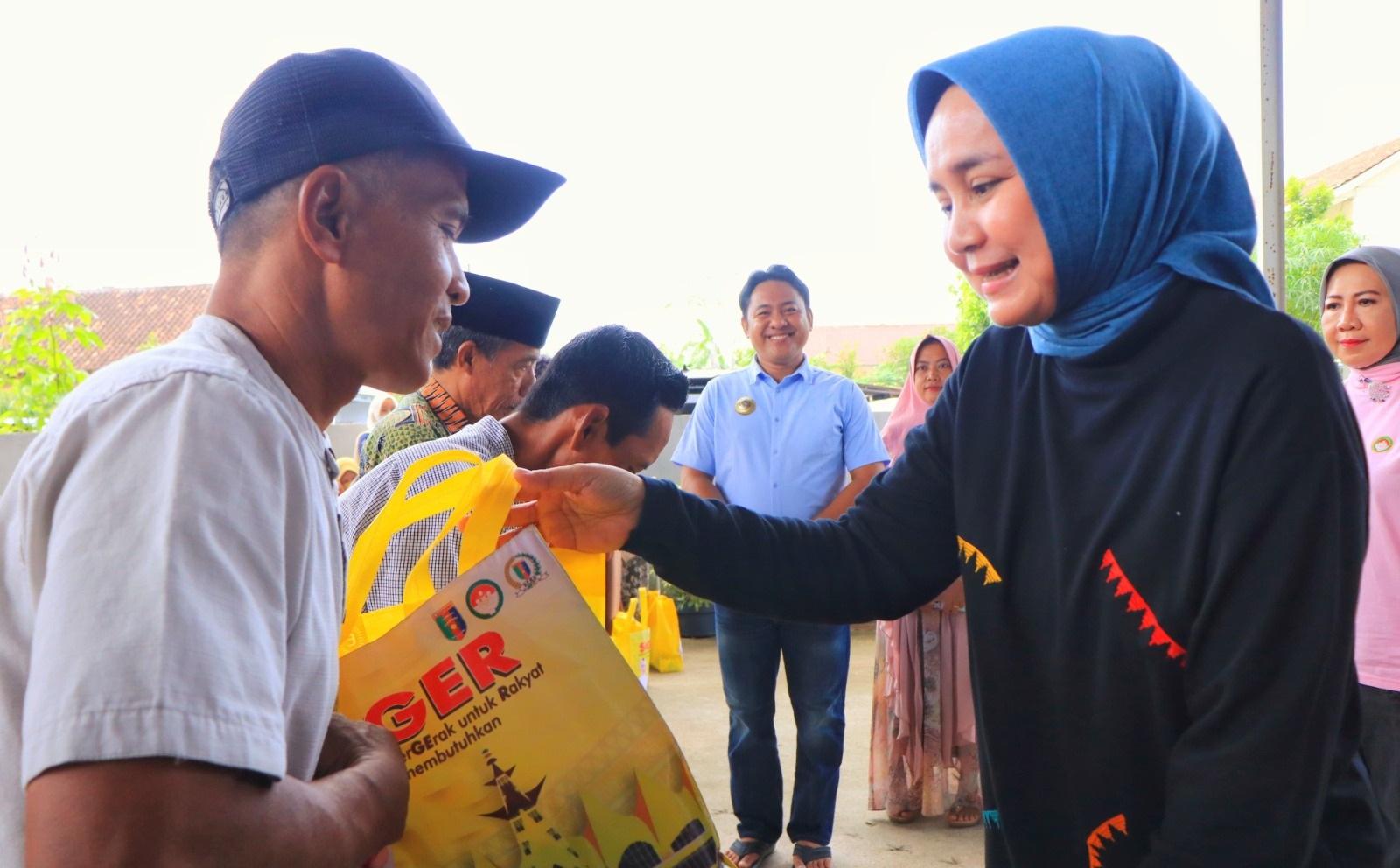 Ketua-TP-PKK-Lampung-Riana-Sari-Arinal-beri-bantuan123.jpg