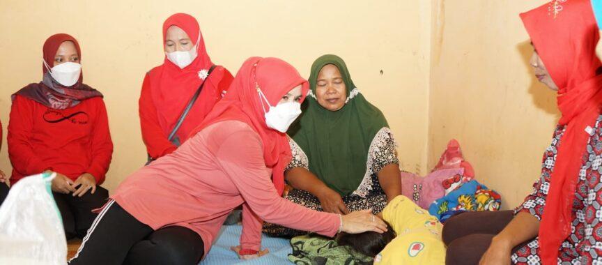 Ketua-Tim-PKK-Kabupaten-Lampung-Selatan-samangi-warganya-yang-butuh-bantuan.jpg