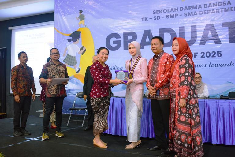 Ketua-Yayasan-Darma-Bangsa-Lidwina-Heryani-saat-foto-bersama-perwakilan-siswa.jpg