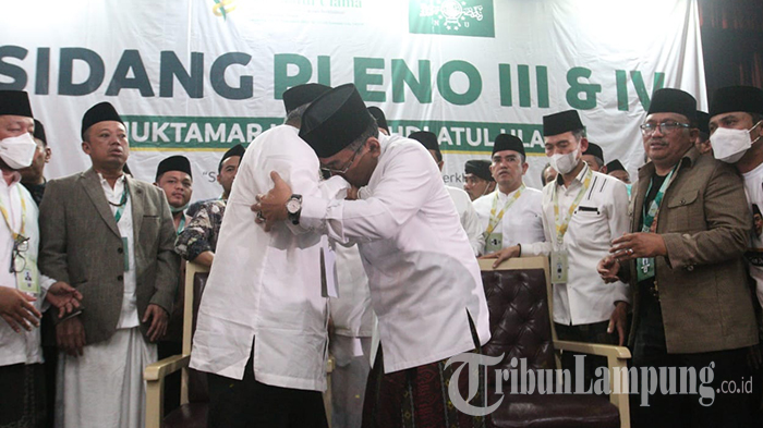 Ketum-PBNU-Gus-Yahya-Cium-Tangan-Said-Aqil-Siradj-Lupakan-yang-Terjadi-Kemarin.jpg