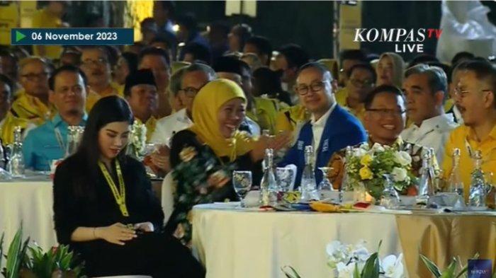 Khofifah-Indar-Prawansa-hadir-di-acara-HUT-Partai-Golkar-pakai-kerudung-kuning.jpg