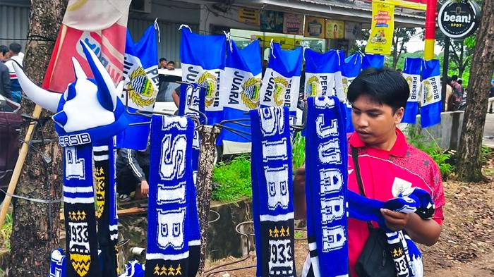 Kisah-Imam-Jualan-Jersey-Persib-10-Tahun-Keliling-Stadion-Ikuti-Laga-Maung-Bandung.jpg