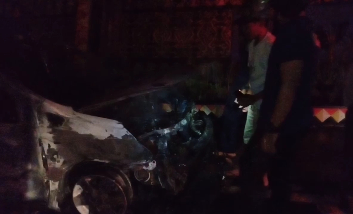 Sempat Dipadamkan, Grand Livina di Tangamus Lampung Habis Hangus Terbakar