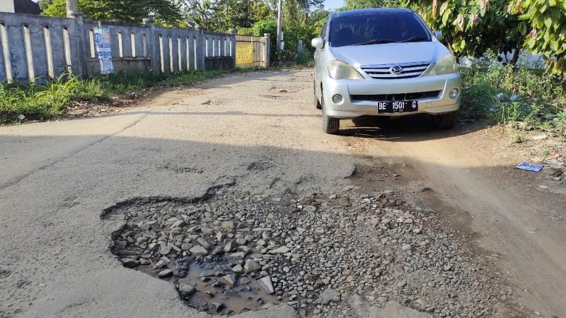 Kondisi-lubang-Jalan-Cengkeh-Raja-Basa-Bandar-Lampung.jpg