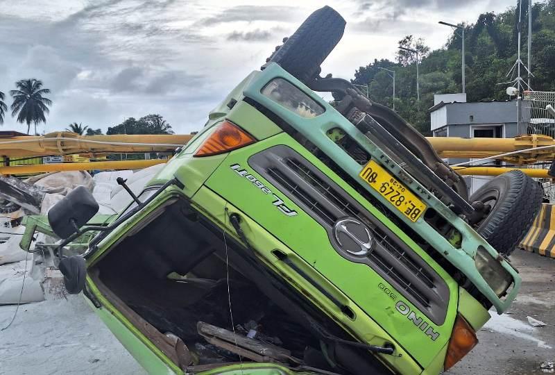 Kondisi-truk-fuso-pengangkut-kapur-yang-terguling-akibat-rem-blong.jpg