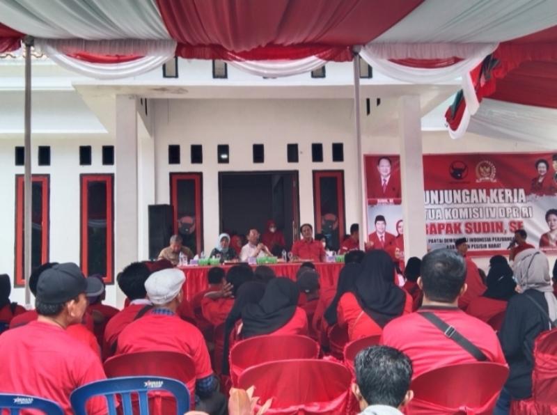 Anggota DPR RI Sudin Beri Bantuan Alat Mesin Pertanian ke Petani Pesisir Barat Lampung