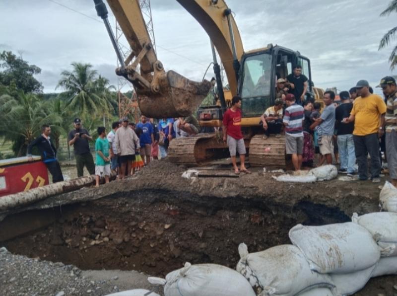 Lubang-menganga-di-Jalinbar-Pesisir-Barat-Lampung-mulai-ditangani.jpg
