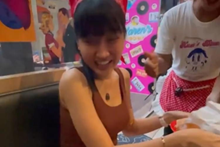 Jadi Pelayan Restoran, Lucinta Luna Pasang Wajah Galak hingga Lempar Makanan