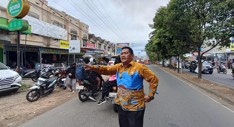Lurah-Beringin-Jaya-ikut-mengatur-lalu-lintas-di-lokasi-kebakaran.jpg