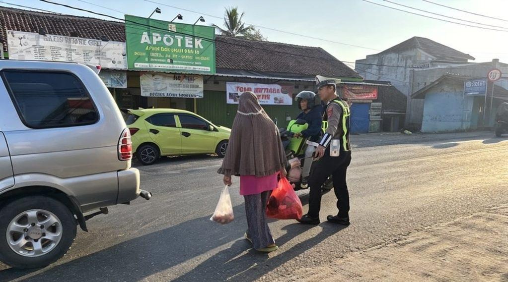 Jam Sibuk, Sat Lantas Polres Pesawaran Amankan Jalur Lintas Simpang Bernung - Tribunlampung.co.id