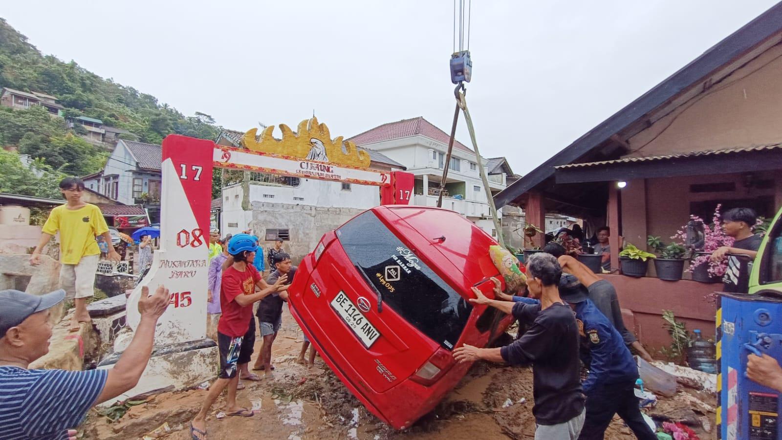 3 Orang Tewas dalam Banjir di Panjang Lampung, Jenazah Korban Ada yang Ditemukan di Kolong Mobil