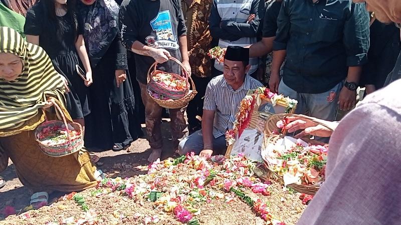 Saply TH Dimakamkan di TPU Desa Simpang Pematang Mesuji, Istri: Kami Minta Doanya