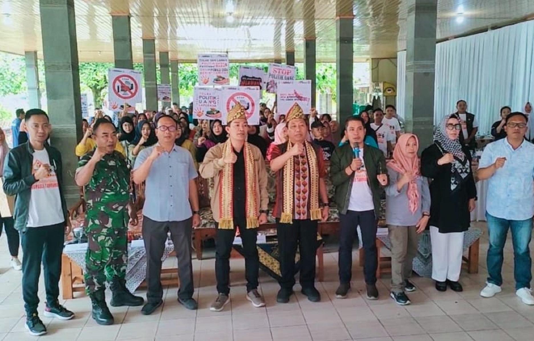 Masyarakat Diajak Awasi Pilkada dalam Deklarasi Kampung Pengawasan Partisipatif Bareng Bawaslu - Masyarakat-Tanggamus-diajak21.jpg