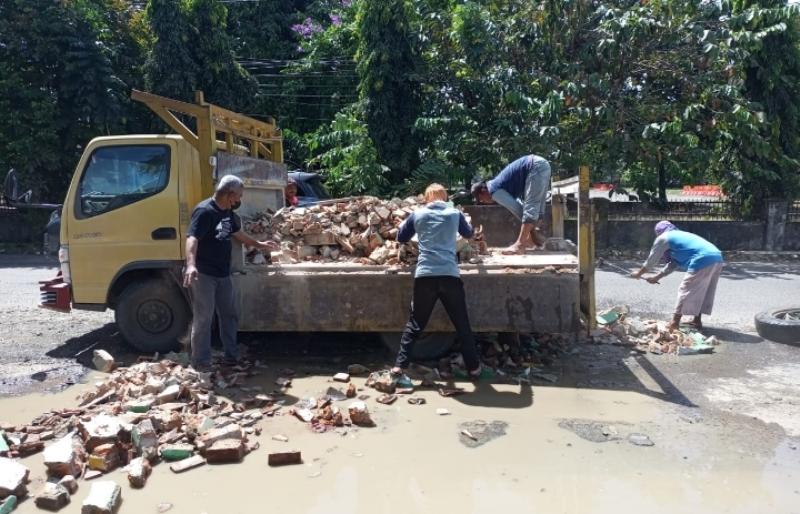Polisi dan Warga Gotong Royong Timbun Jalan Berlubang di Jalan Yos Sudarso Metro Barat