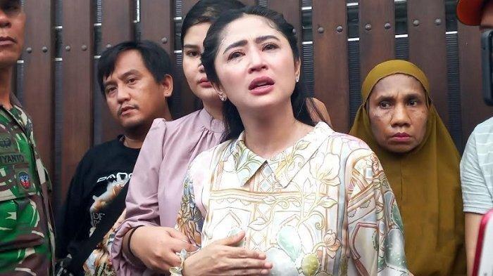 Usai Berseteru dengan Ketua RT, Dewi Perssik Diajak Liburan Calon Suami