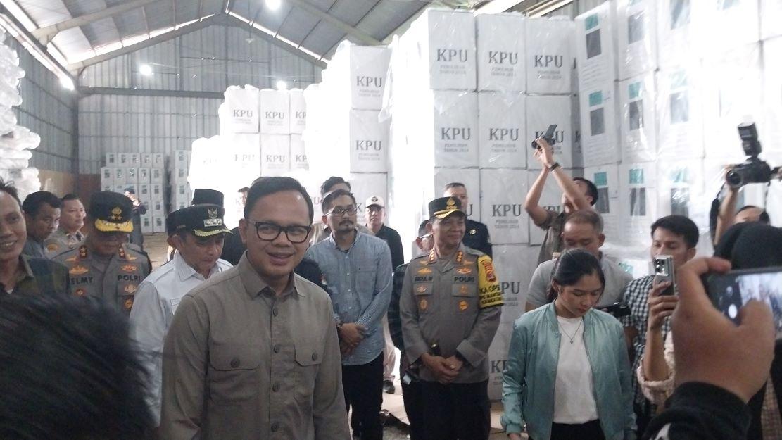 Menteri-Dalam-Negeri-Wamendagri-Bima-Arya-mengunjungi-gudang-logistik.jpg