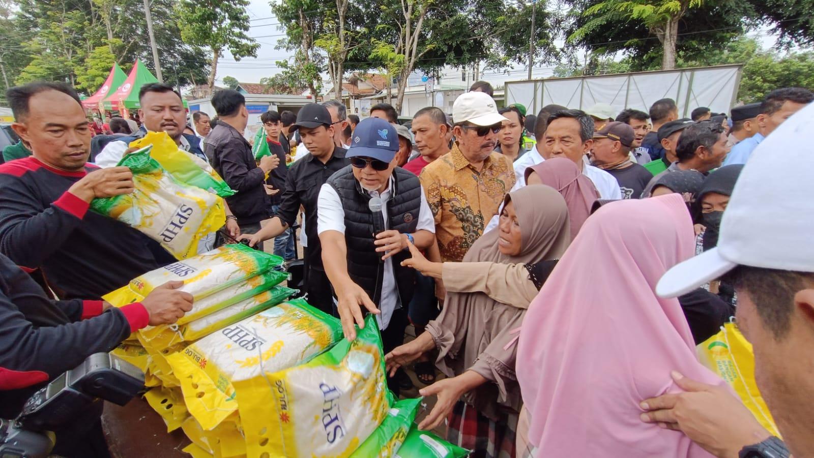 Menteri-Perdagangan-Zulkifli-Hasan-bagikan-beras.jpg
