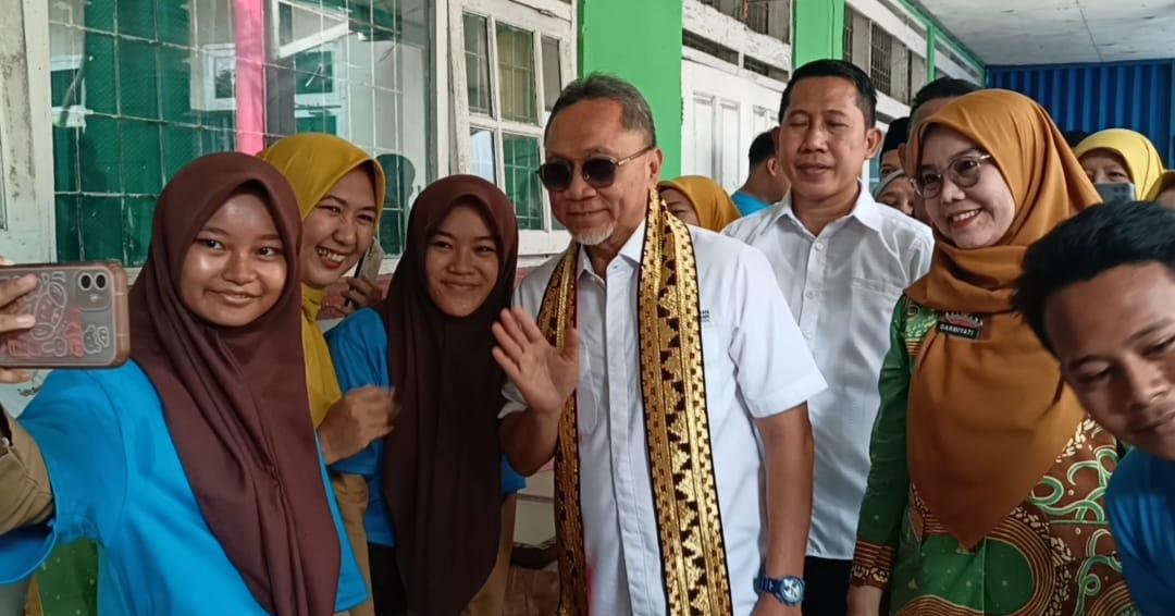 Menteri-Perdagangan-Zulkifli-Hasan-saat-mengunjungi-sejumlah.jpg