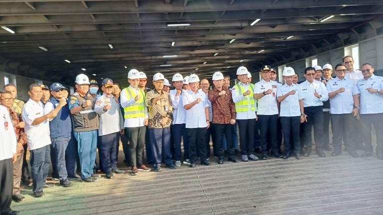 Menteri-Perhubungan-Dudy-Purwagandhi-saat-foto-bersama.jpg