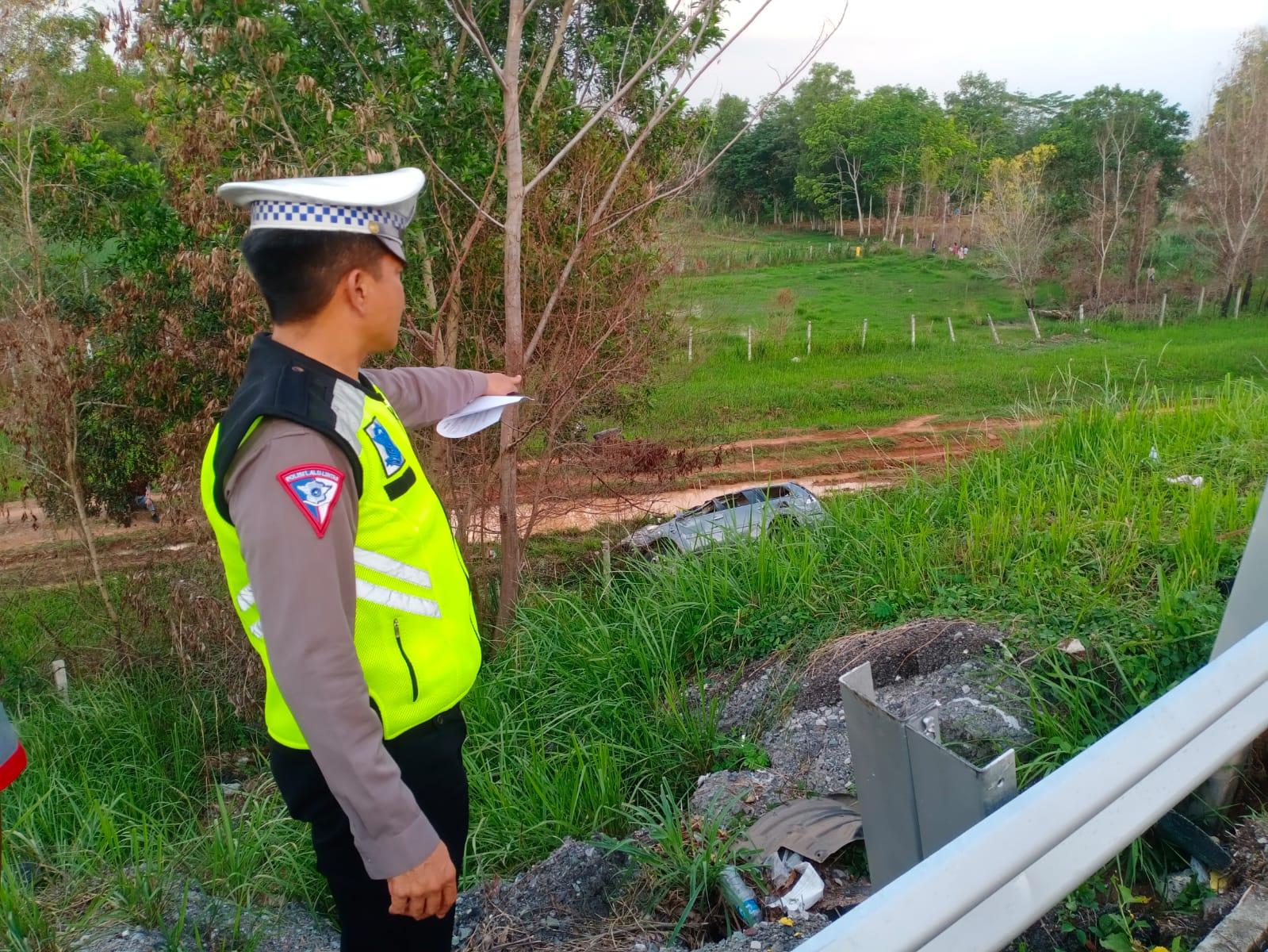 Pajero Sport Terjun ke Jurang di Jalan Tol Lampung Tengah, Sopir Sempat Lompat