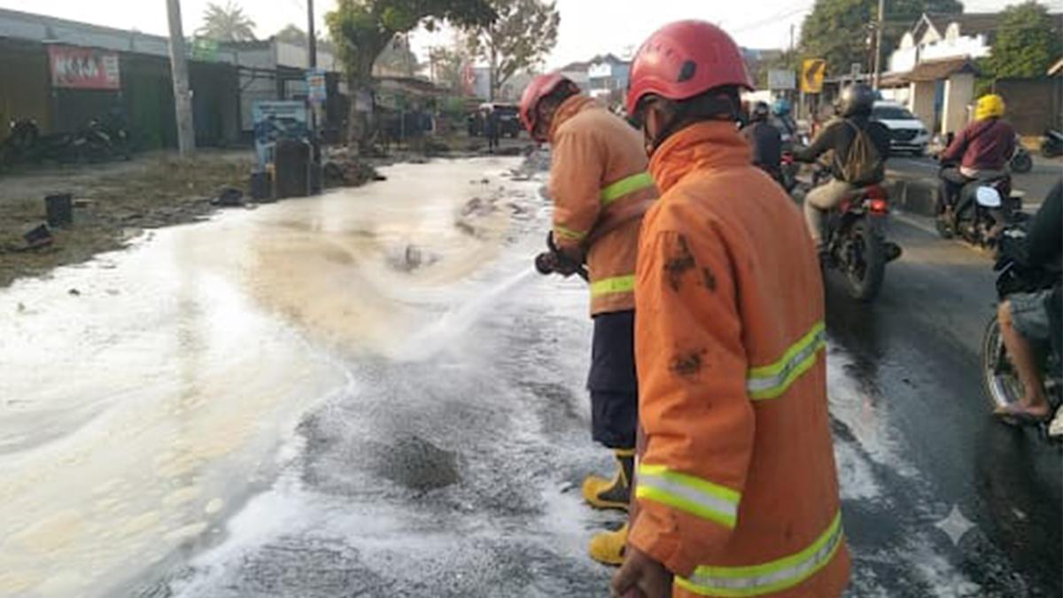 Tumpahan Tetes Tebu di Jalinteng Natar Lampung Selatan Berhasil Dibersihkan Petugas Damkar - Tribunlampung.co.id
