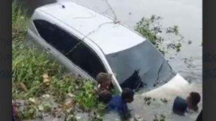 Mobil Bawa Rombongan Pelajar SD Mau Lomba O2SN Terjun Bebas ke Sungai