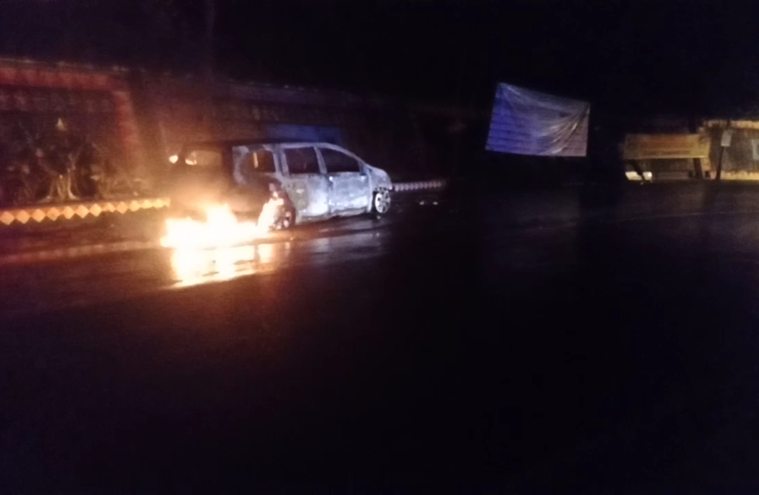 Mobil-minibus-Nissan-Grand-Livina-terbakar-di-Tanggamus-Lampung.jpg